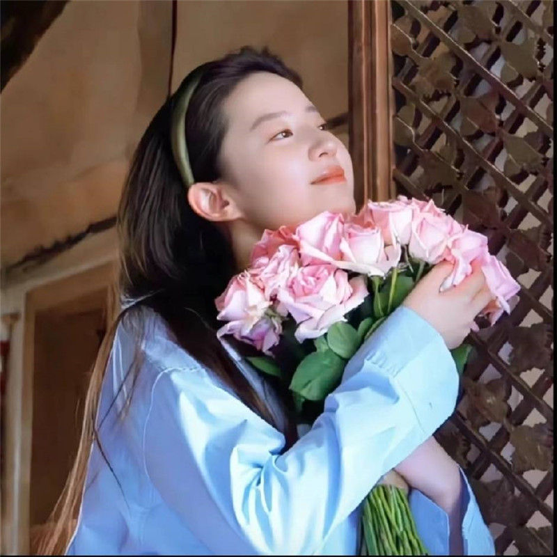 去有风的地方情侣头像李现捧着花图片